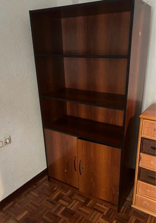 Mueble de madera con puertas