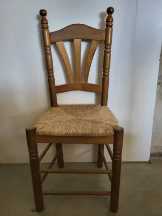 Sillas de salón de madera y yute
