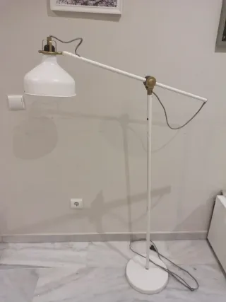 Lámpara de pie blanca ajustable