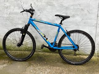 Bicicleta de montaña azul