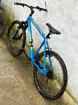 Bicicleta de montaña azul