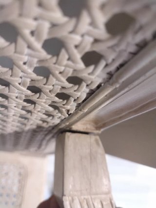 Sillón de madera tallada con rejilla