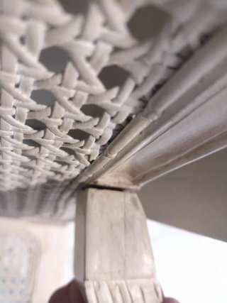 Sillón de madera tallada con rejilla