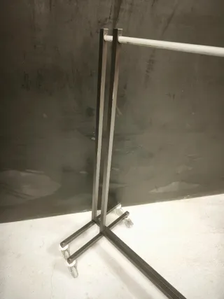 Perchero Metálico con Ruedas