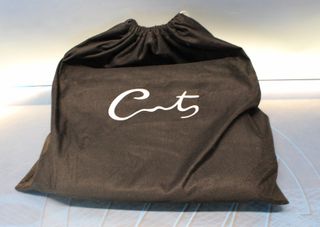 Bolso de piel burdeos y cremalleras plateadas Cats.