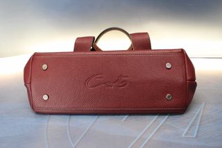 Bolso de piel burdeos y cremalleras plateadas Cats.