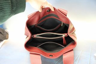 Bolso de piel burdeos y cremalleras plateadas Cats.