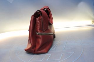 Bolso de piel burdeos y cremalleras plateadas Cats.