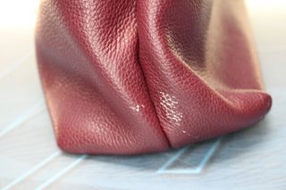 Bolso de piel burdeos y cremalleras plateadas Cats.