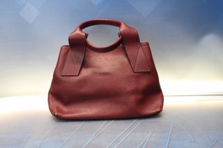 Bolso de piel burdeos y cremalleras plateadas Cats.