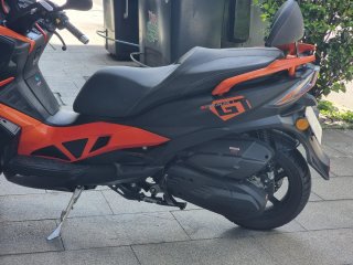 Scooter 125cc Negra y Naranja
