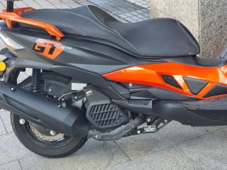 Scooter 125cc Negra y Naranja