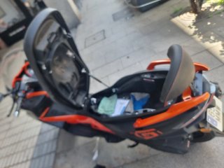 Scooter 125cc Negra y Naranja