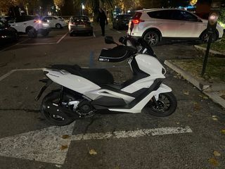 Keeway 125 Maxi Scooter Blanca y Negra