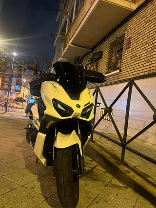 Keeway 125 Maxi Scooter Blanca y Negra