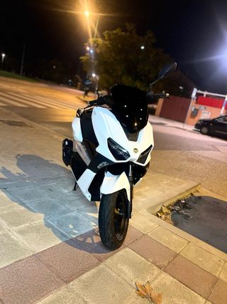 Keeway 125 Maxi Scooter Blanca y Negra