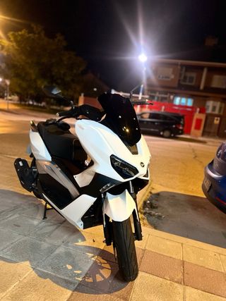 Keeway 125 Maxi Scooter Blanca y Negra
