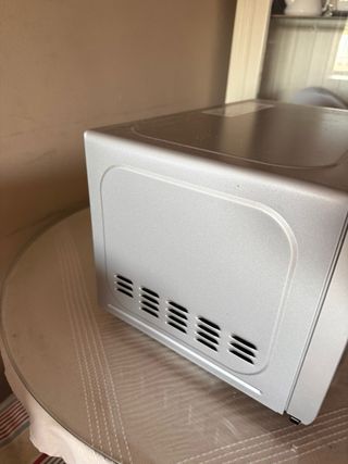 Microondas plateado con grill