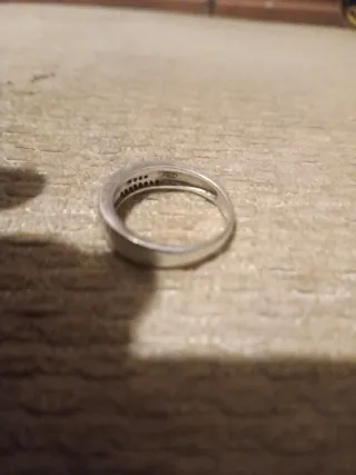 Anillo plateado con grabado