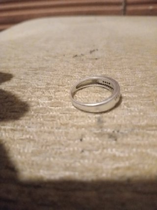 Anillo plateado con grabado