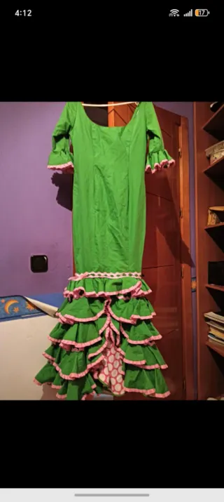 Traje de flamenca verde y rosa