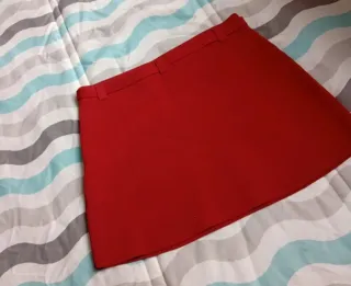Falda Zara punto roja con cinturón