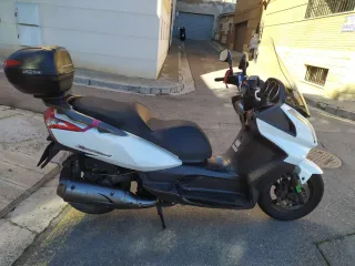 Kymco Super Dink 125cc Blanca y Negra