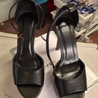 Zapatos de tacón negros talla 42
