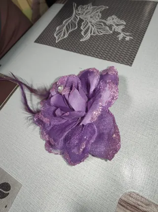 Tocado Flor Morada con Brillo y Plumas
