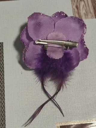 Tocado Flor Morada con Brillo y Plumas
