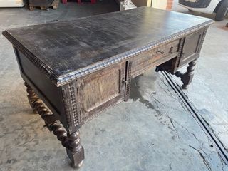 Mesa de madera antigua oscura