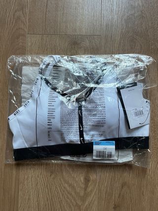 Sujetador deportivo Nike blanco y negro