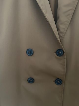 Trench marrone con cintura