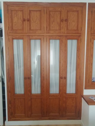 Armario empotrado madera cristal visillo cajones