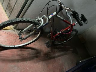 Bicicleta de montaña y patinete
