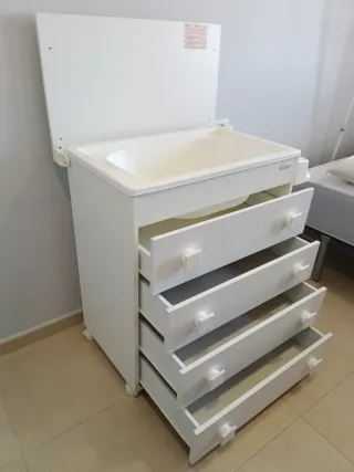 Cómoda y bañera para bebé Trama