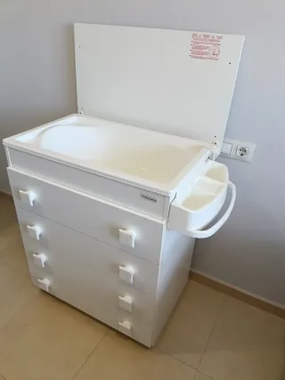 Cómoda y bañera para bebé Trama