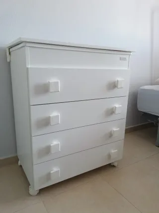 Cómoda y bañera para bebé Trama