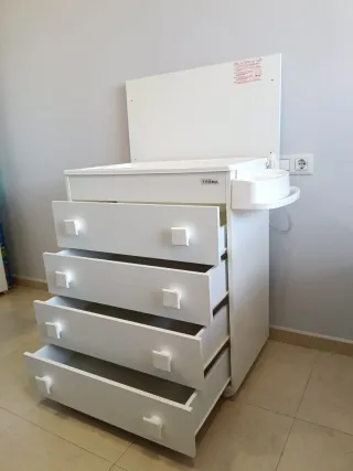 Cómoda y bañera para bebé Trama