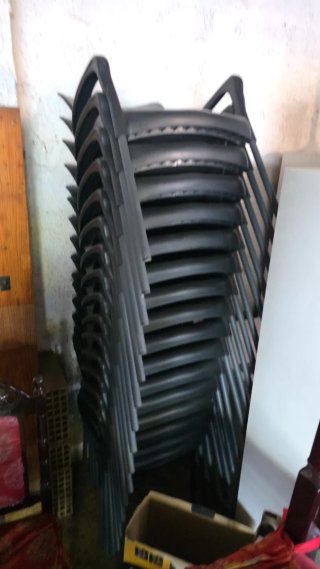 Sillas de plástico blancas apilables