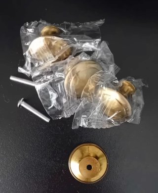 Pomelli per mobili dorati