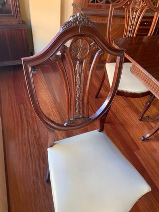 Mesa de comedor y 6 sillas de madera