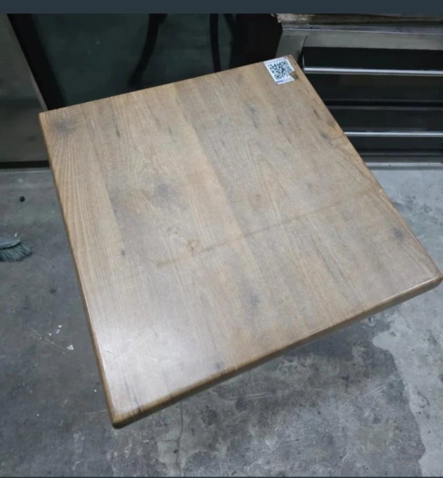Mesa de madera y metal