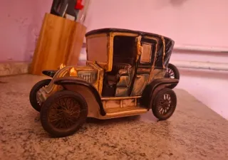 Auto d'epoca in ceramica Renault