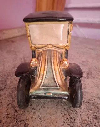 Auto d'epoca in ceramica Renault