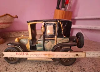 Auto d'epoca in ceramica Renault