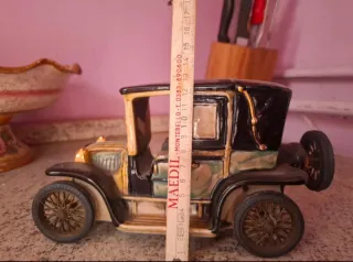 Auto d'epoca in ceramica Renault