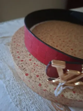 Cinturón Rojo Hebilla Dorada
