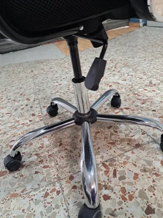 Silla de oficina ergonómica negra