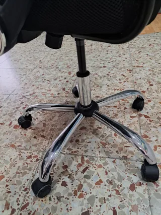 Silla de oficina ergonómica negra